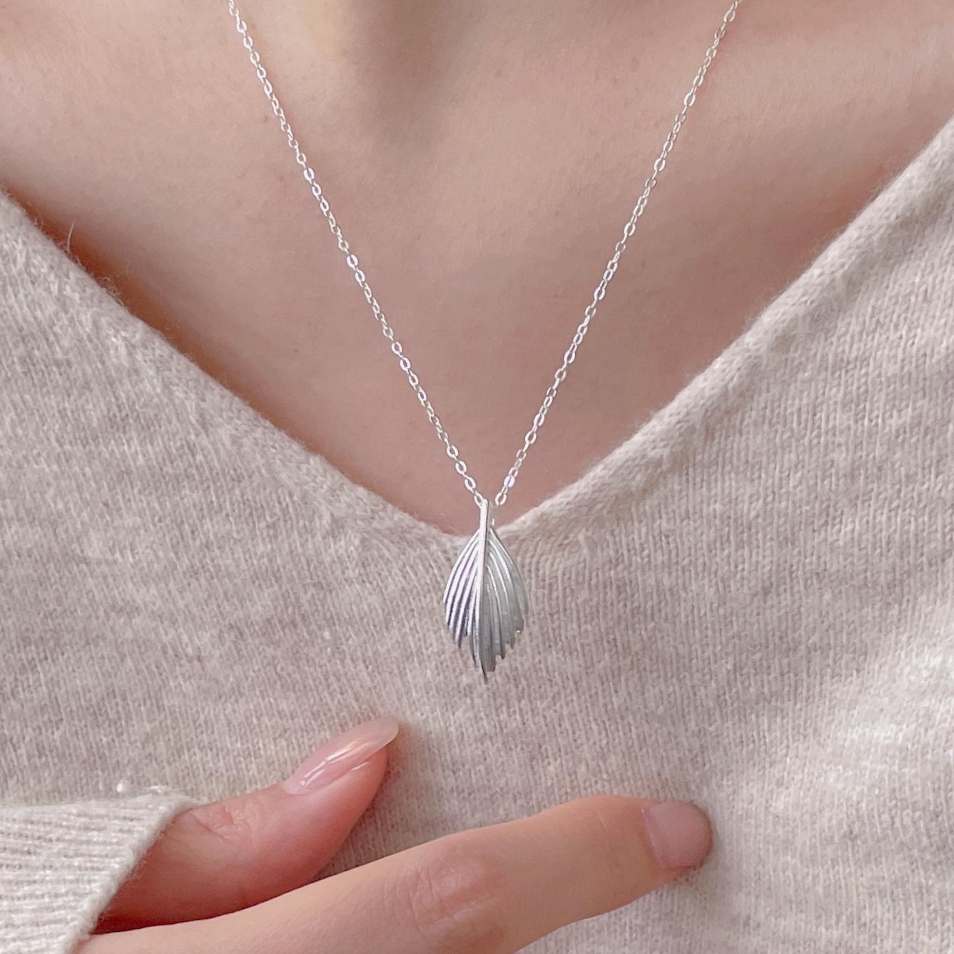 Collana con ciondolo a foglia minimalista in argento sterling 925 con strass su catena a croce
