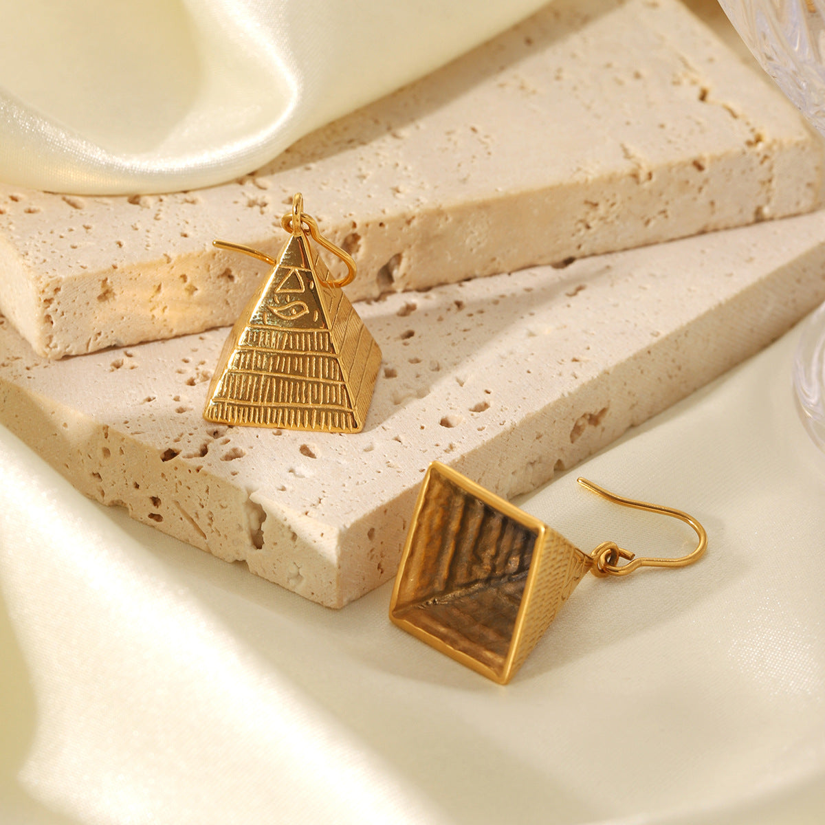 Orecchini a perno da donna in acciaio inossidabile a piramide geometrica placcati in oro 18K vintage