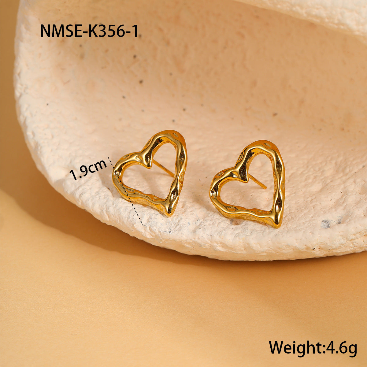 Pendientes de tuerca de corazón hueco de acero de titanio de moda minimalista con baño de oro de 18 quilates para mujer