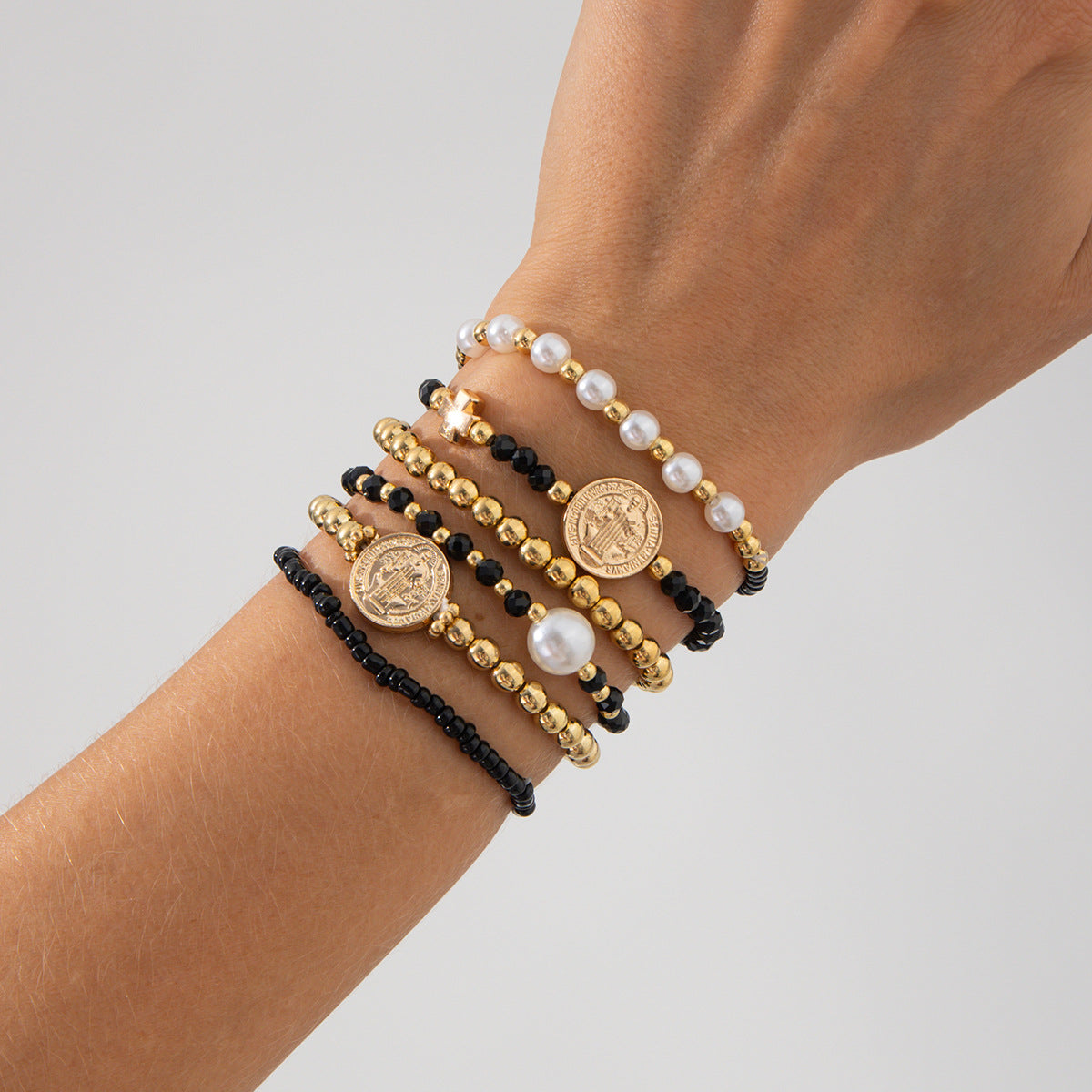 Bracciale in stile bohémien con perline colorate, ciondolo a croce in perla sintetica e nappine decorative