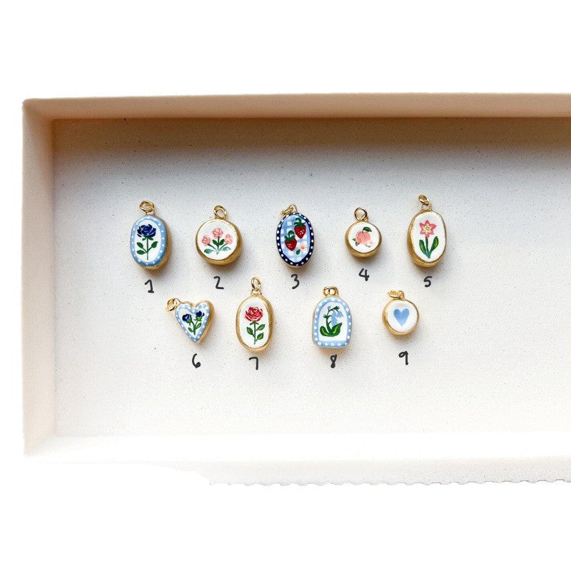 Colgante Minimalista de Latón Bañado con Diseño de Mariposa, Corazón o Flor
