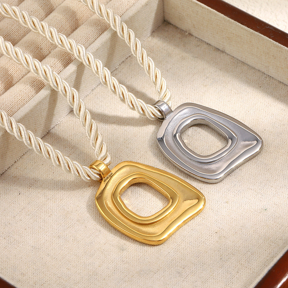 Collana con ciondolo quadrato geometrico minimalista e cavo da donna in acciaio inossidabile placcato oro 18 carati