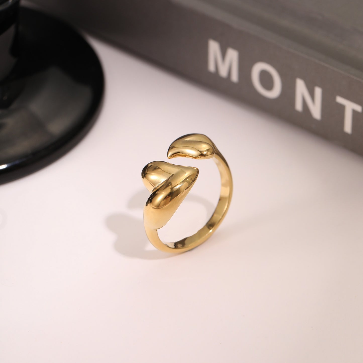 Anillo Abierto de Acero Inoxidable con Forma Geométrica, Acabado de Acero de Titanio y Detalle de Corazón de Malaquita para Mujer
