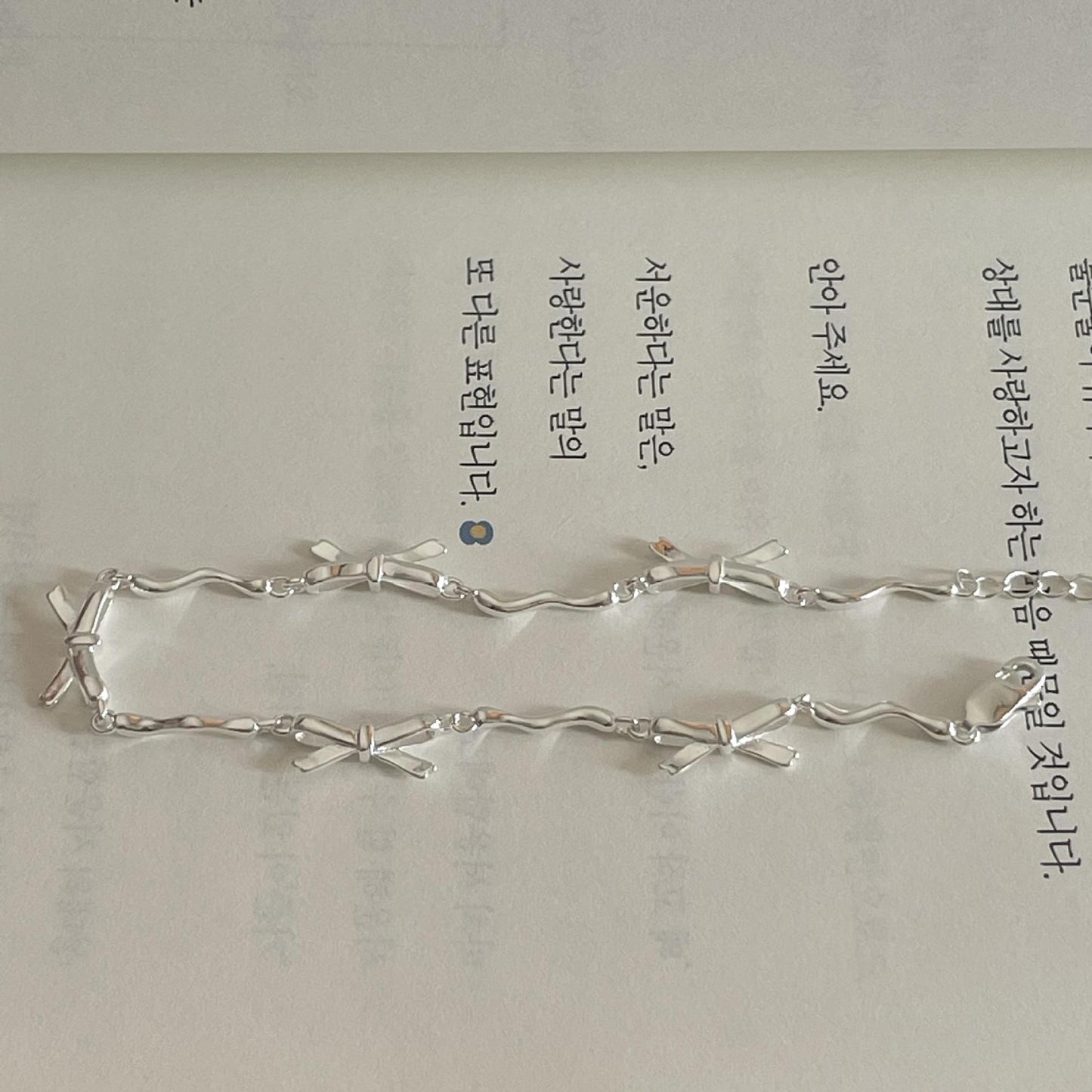 Minimalist Bow-Shaped S925 Sterling Silver Bracelet with Plated Finish, Delicate Line Detail, Unisex Elegant Accessory