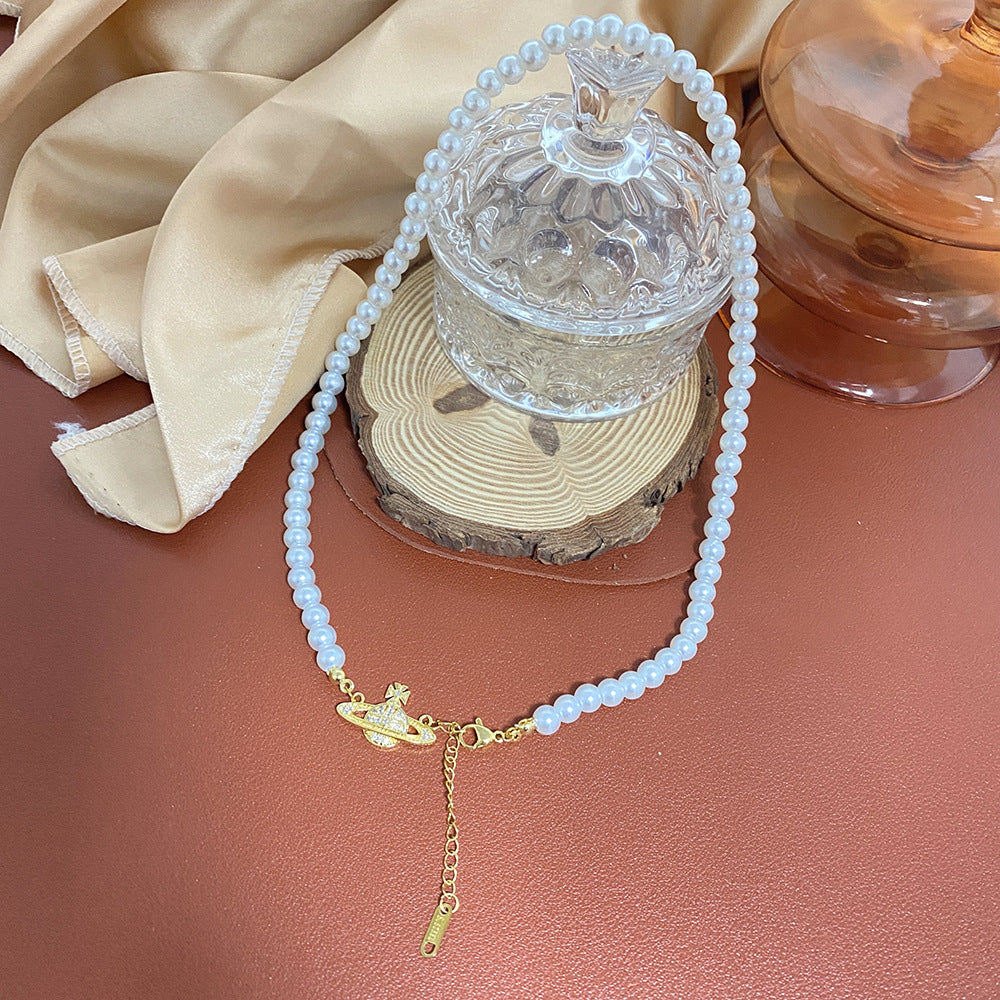 Collana Minimalista a Forma di Saturno con Perla in Acciaio al Titanio con Pendente Placcato Oro su Catena a O per Donne e Uomini
