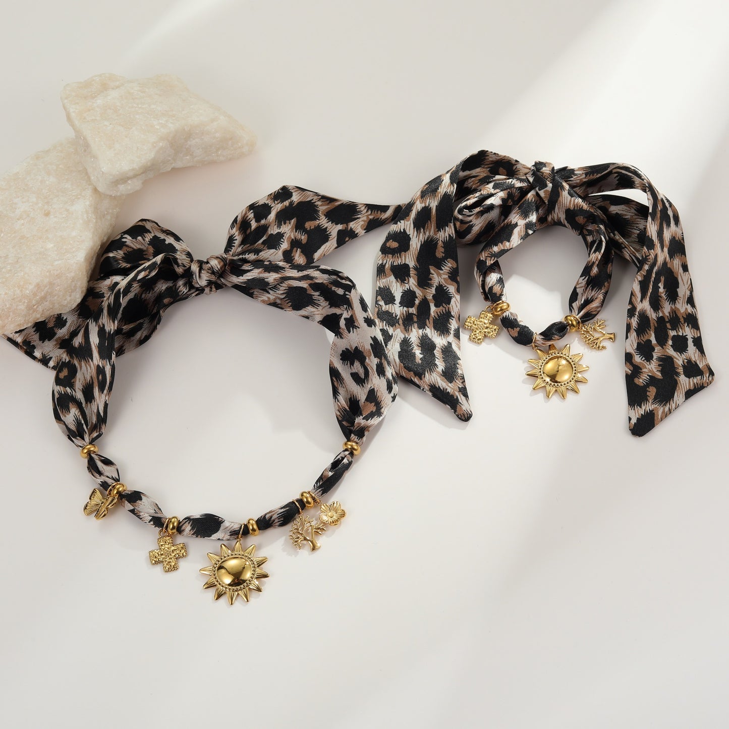 Collar con colgante de sol de acero inoxidable inspirado en un pañuelo de seda de leopardo de moda para mujer, con diseño geométrico y acabado galvanizado