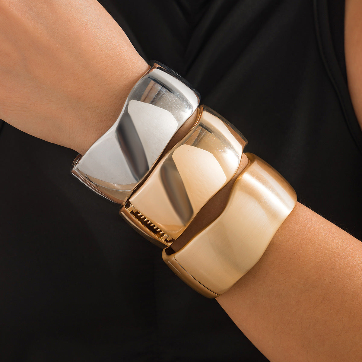 Bracciale in metallo geometrico dolce e spigoloso con finitura lucida e chiusura a molla, bracciale stile punk