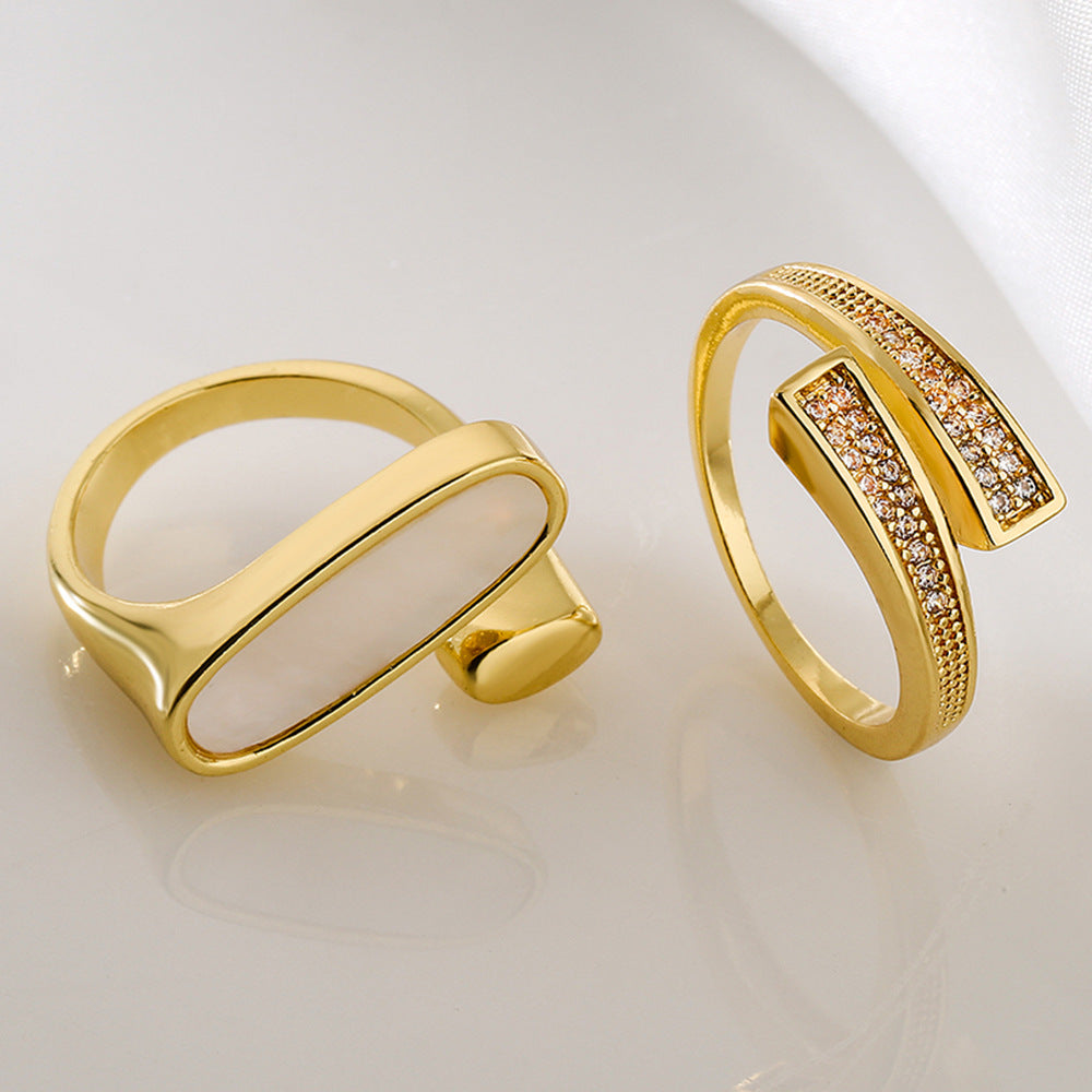 Anello da donna minimalista geometrico irregolare in rame con placcatura in oro e intarsio in zircone