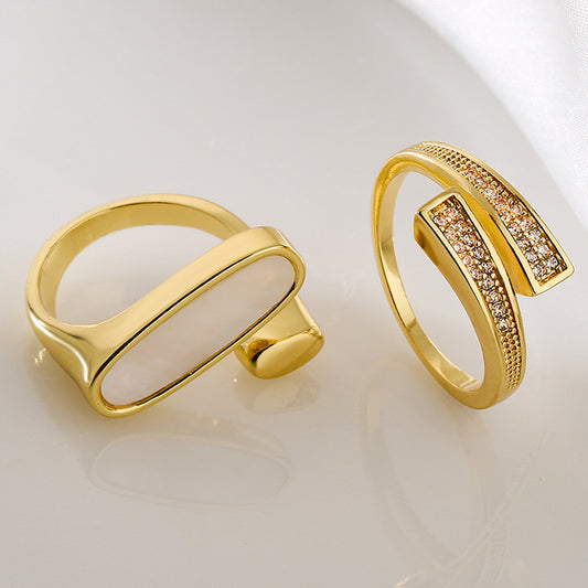 Anello da donna minimalista geometrico irregolare in rame con placcatura in oro e intarsio in zircone