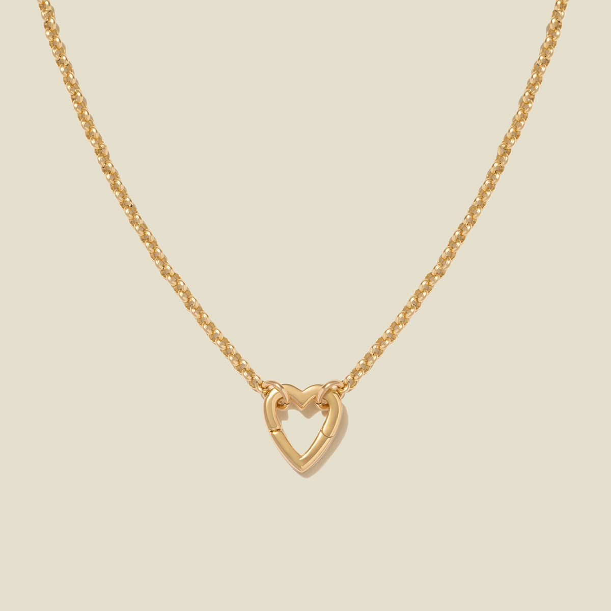 Ciondolo barretta minimalista con cuore geometrico placcato oro in ottone e strass