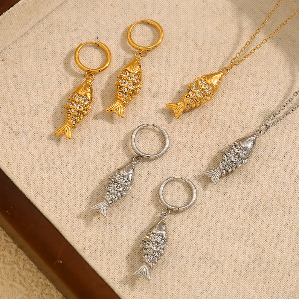 Collana con Ciondolo a Pesce Koi Minimalista in Acciaio Inossidabile con Placcatura in Oro 18K e Intarsio Completo di Strass da Donna