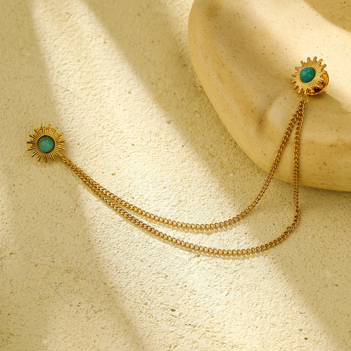 Fashionable Sunflower-Shaped Stainless Steel Lapel Pin with Plated Finish for Men and Women