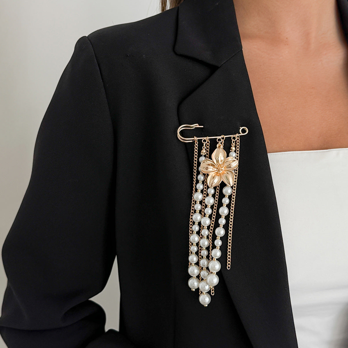 Sweet Casual Floral Plated Pearl Brooch with Tassel Chain for Women