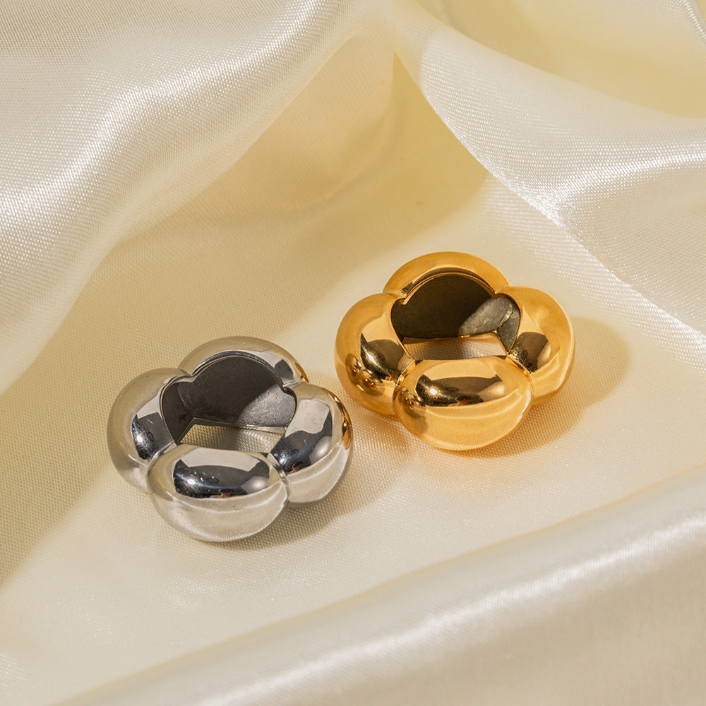Anillo geométrico de flor hueca de acero inoxidable chapado en oro de 18 quilates de moda para mujer