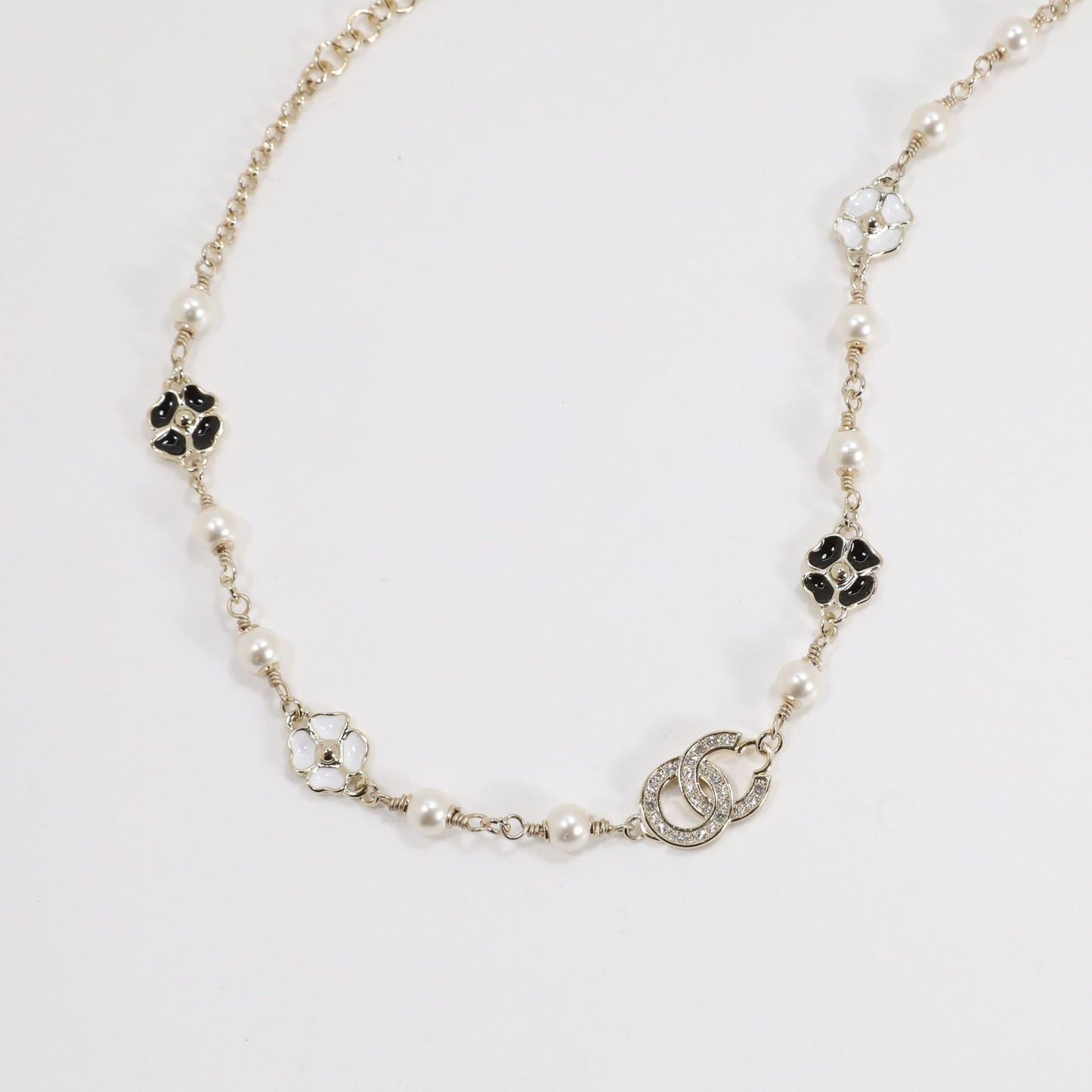 Collana da Donna Placcata Oro Lusso con Lettera Floreale in Ottone Smaltato e Strass su Catena a Sfera