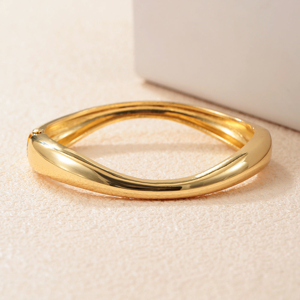 Bracciale minimalista in lega lucida a forma geometrica da donna con design a curva irregolare e stile a polsino aperto