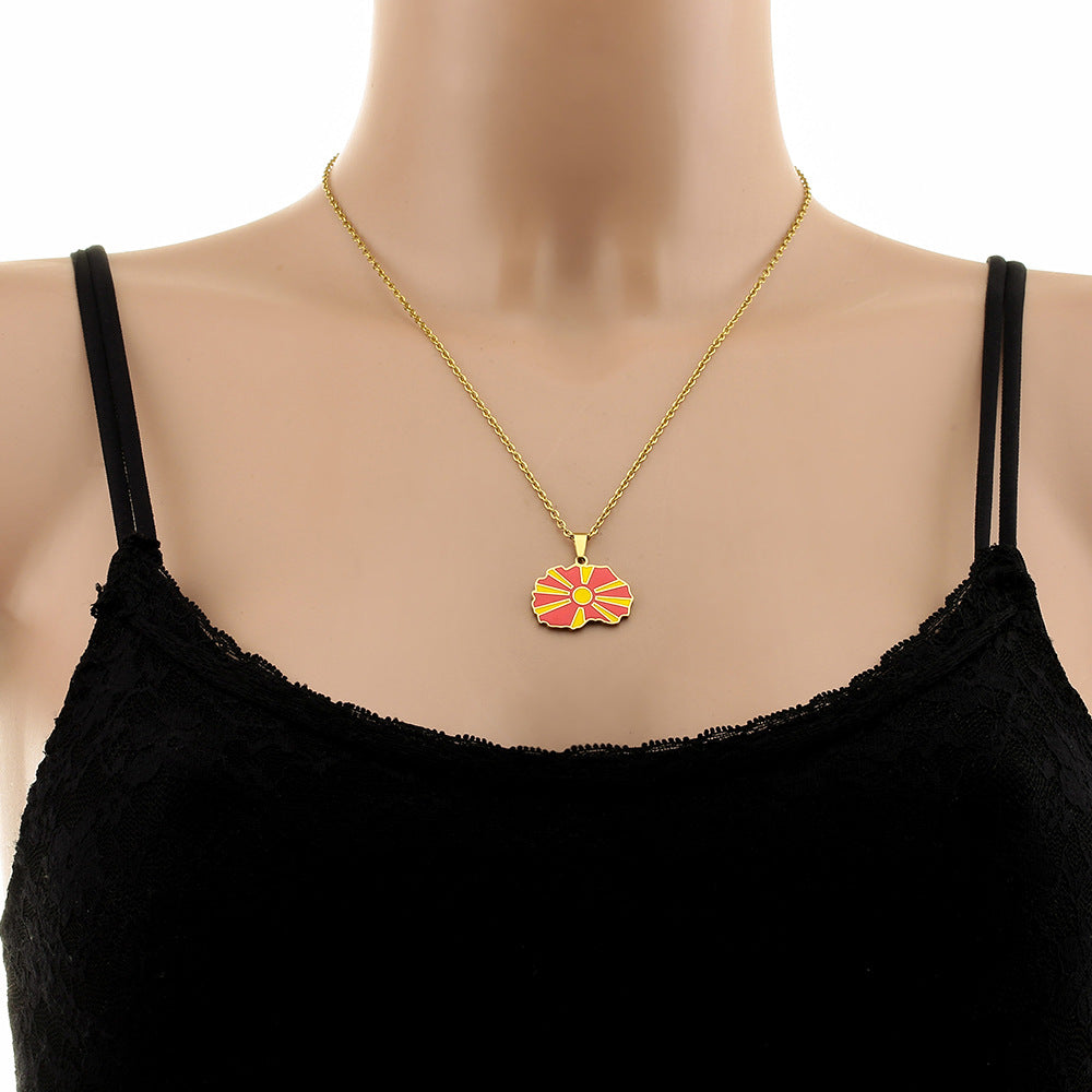 Collar con colgante de la bandera de Macedonia de esmalte de acero inoxidable geométrico vintage con cadena O para unisex