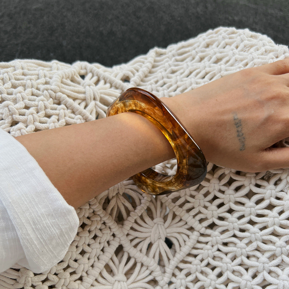 Bracciale da donna in resina oversize semi-trasparente effetto marmo ambrato vintage con forma geometrica