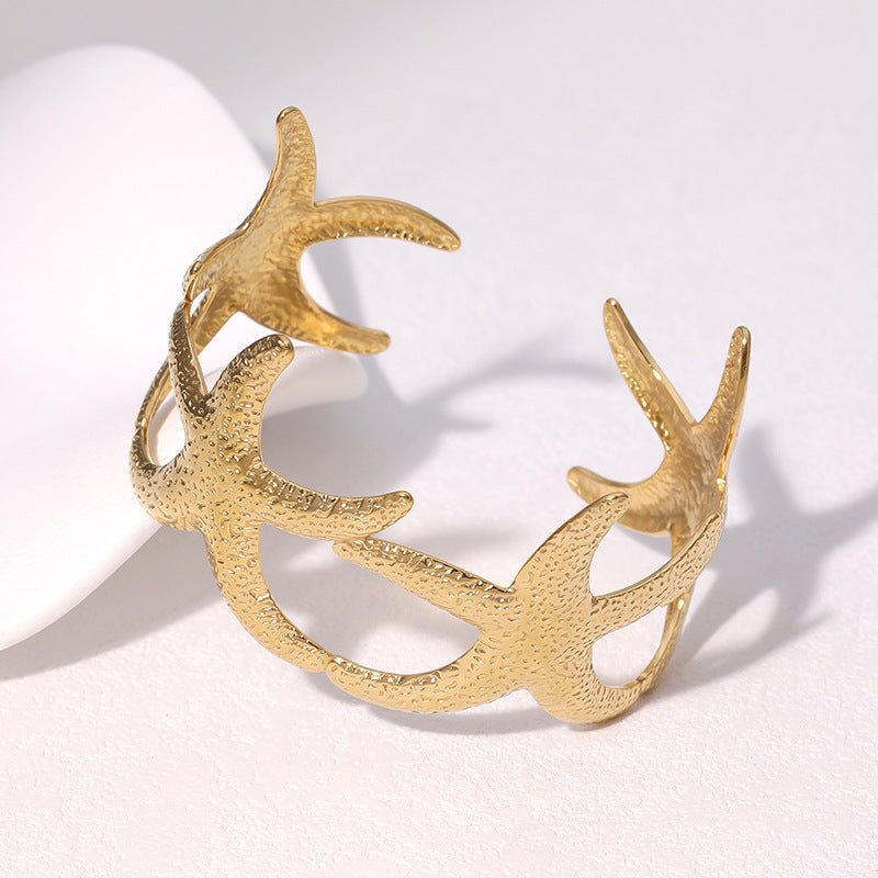 Bracciale a cerchio aperto minimalista con stella marina da donna in acciaio inossidabile placcato oro, elegante gioiello in titanio e acciaio
