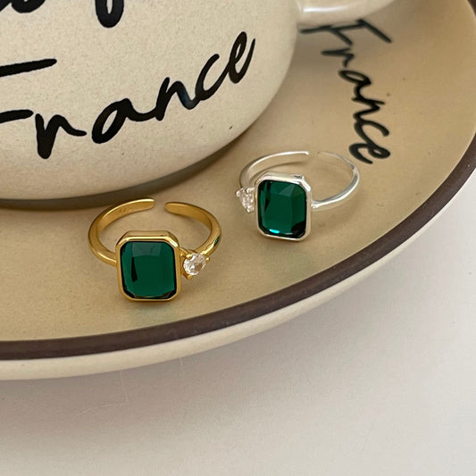 Anillo rectangular minimalista de plata de ley 925 con gema verde y baño de oro para mujer