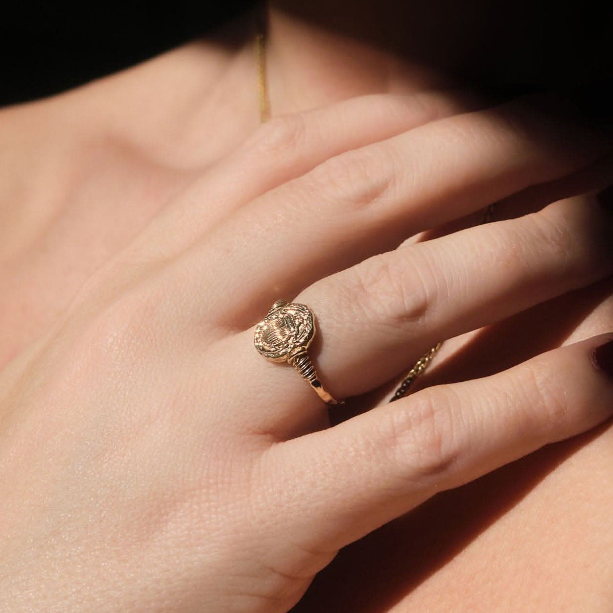 Anillo de acero titanio con forma de mariquita vintage y acabado chapado para mujer