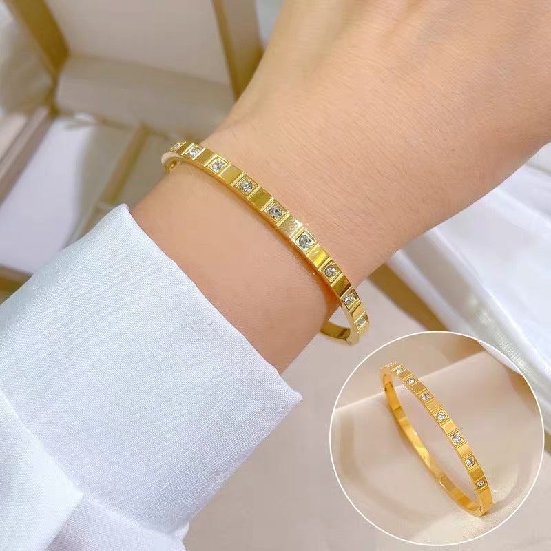 Bracciale a Polsino Minimalista di Lusso in Acciaio al Titanio da Donna con Design Geometrico Quadrato e Intarsio di Strass