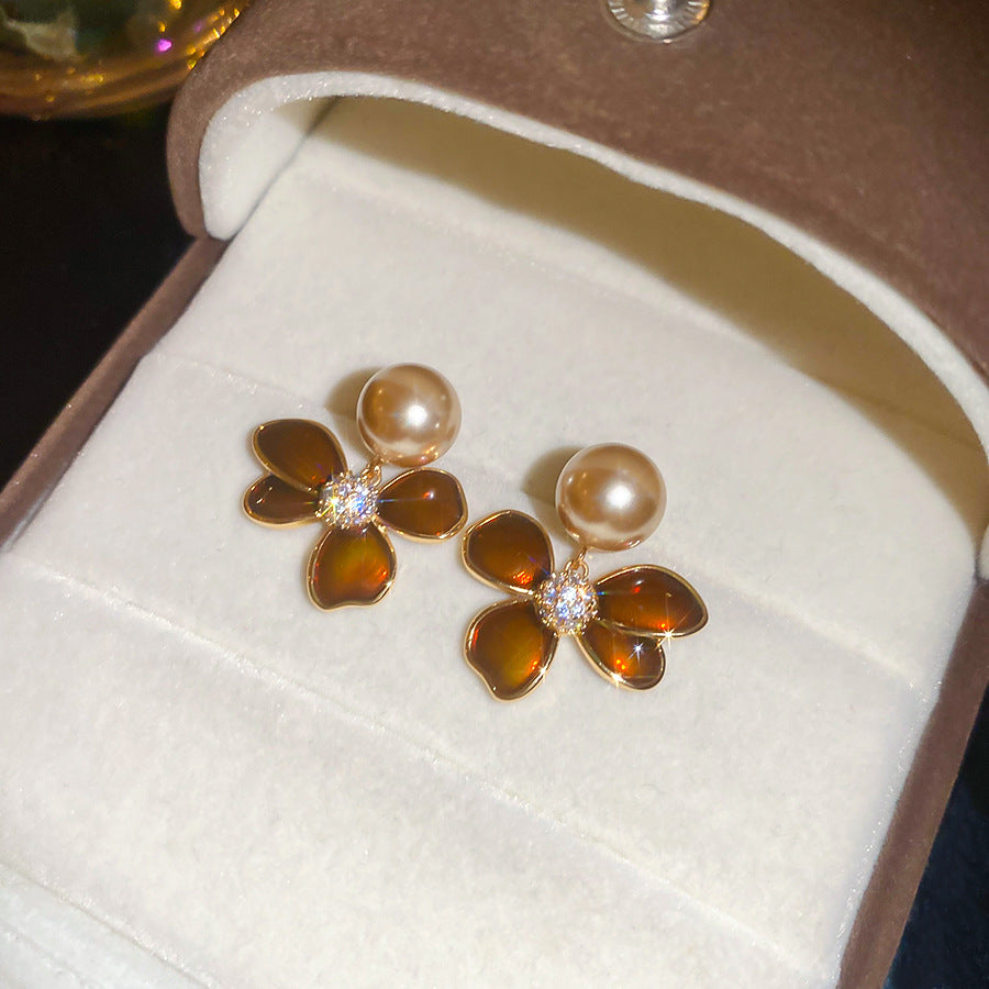 Orecchini vintage floreali con perle, perni in argento sterling 925 placcato oro 18 carati e dettagli in smalto
