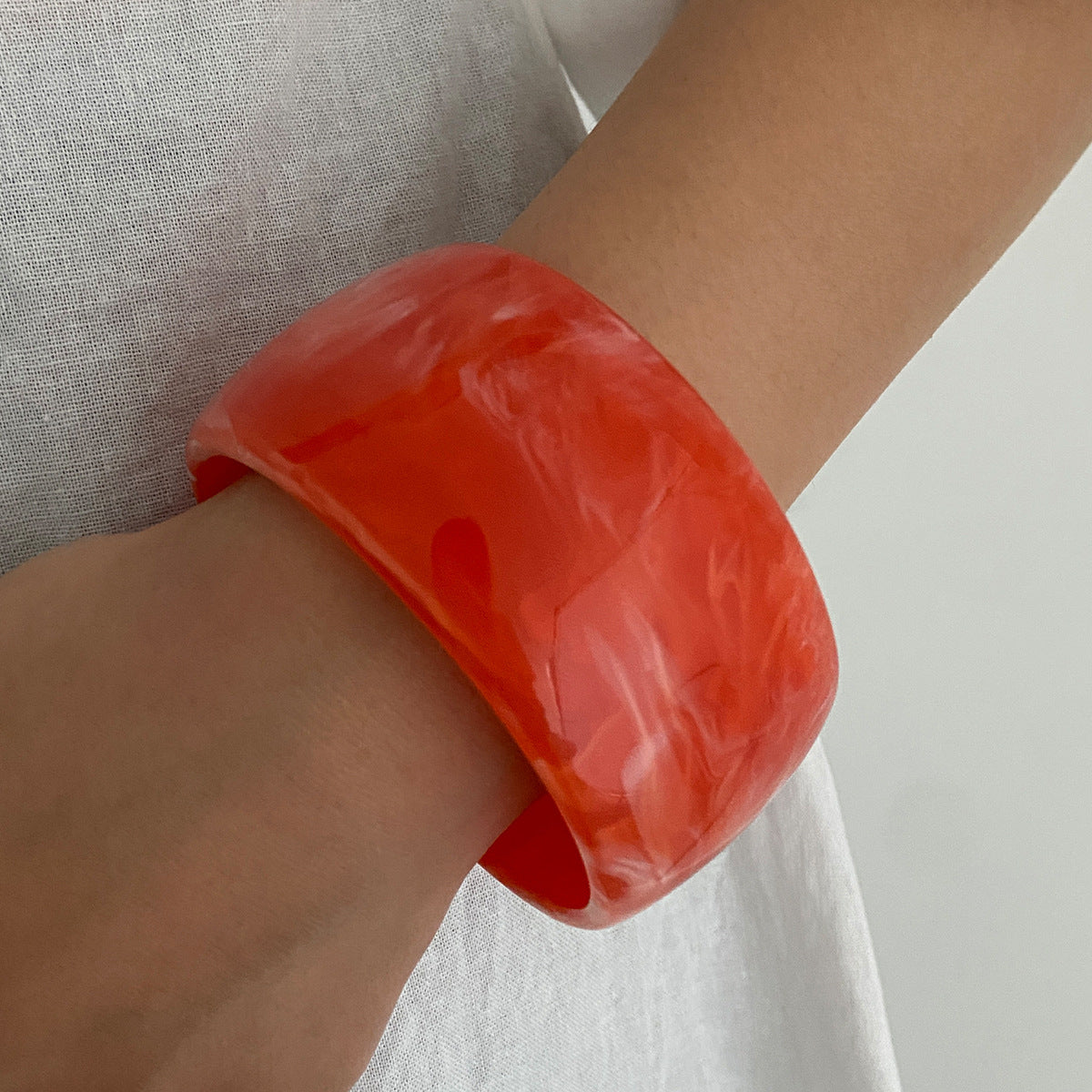 Bracciale rigido aperto a C geometrico oversize in lega con finitura placcata da donna