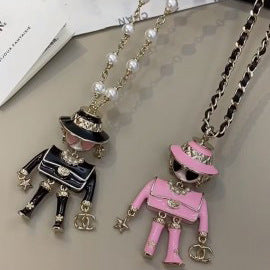 Collana con ciondolo a forma di robot a fumetti in ottone placcato oro di lusso con catena a sfera per donne
