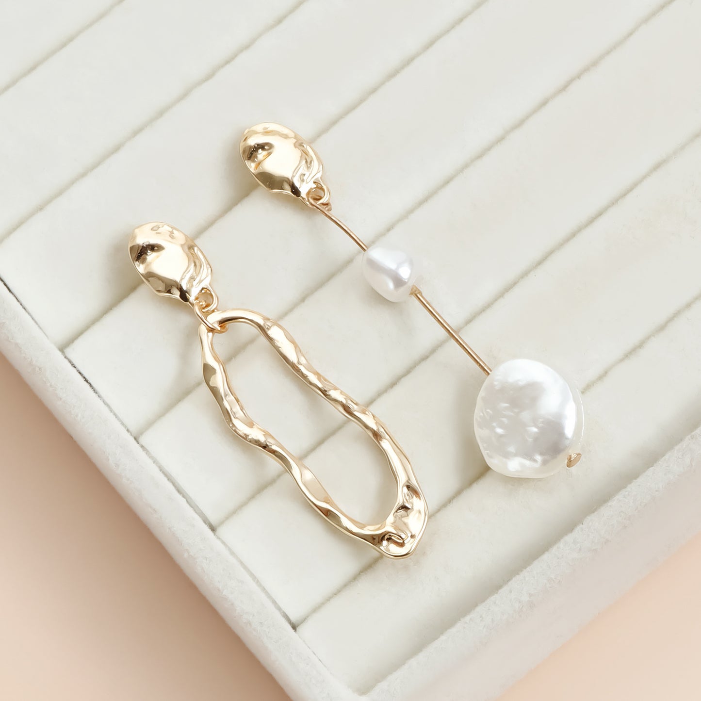 Pendientes de tuerca asimétricos geométricos vintage con perlas en aleación de zinc con acabado chapado para mujer