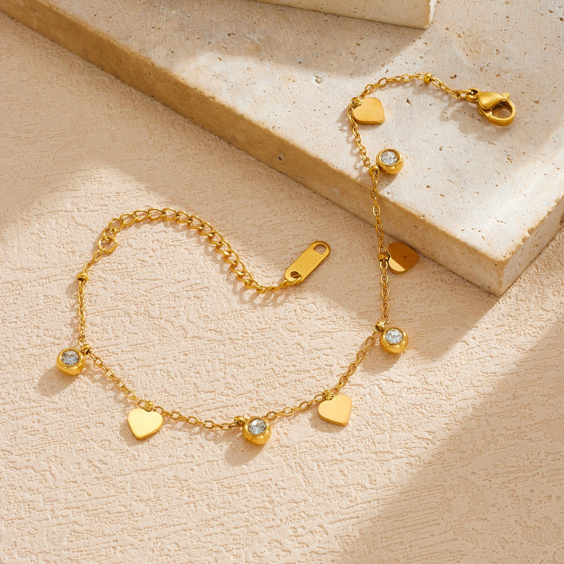 Minimalist Gold Plated Stainless Steel Round Heart Rhinestone Pendant Chain Bracelet for Women