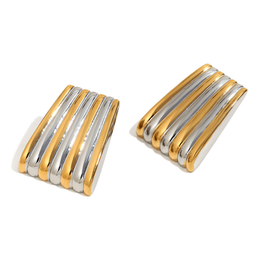 Orecchini minimalisti geometrici da donna in acciaio inossidabile placcato oro 18K con design a petalo plissettato irregolare