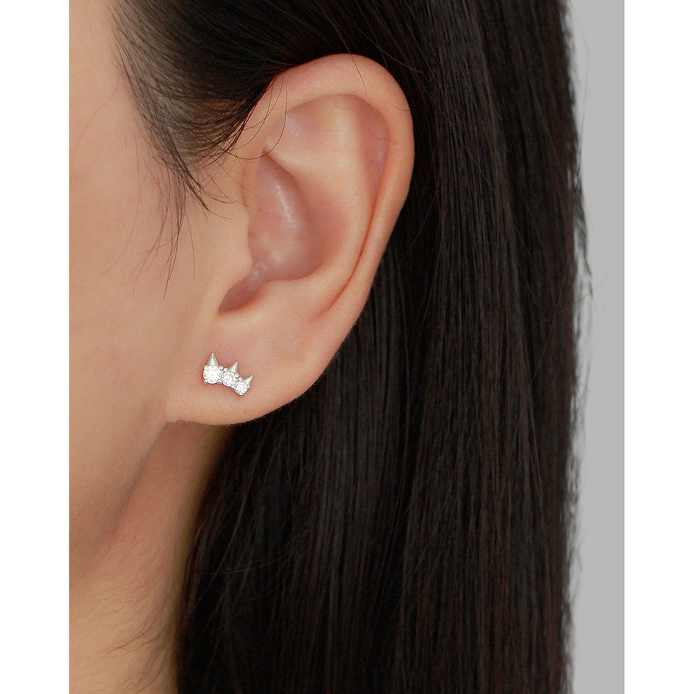 Orecchini a perno geometrici in argento Sterling 925 con intarsi di strass e dettagli a rivetto