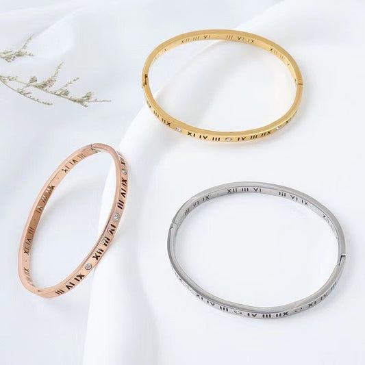 Elegante bracciale da donna con numeri romani in acciaio al titanio con finitura placcata