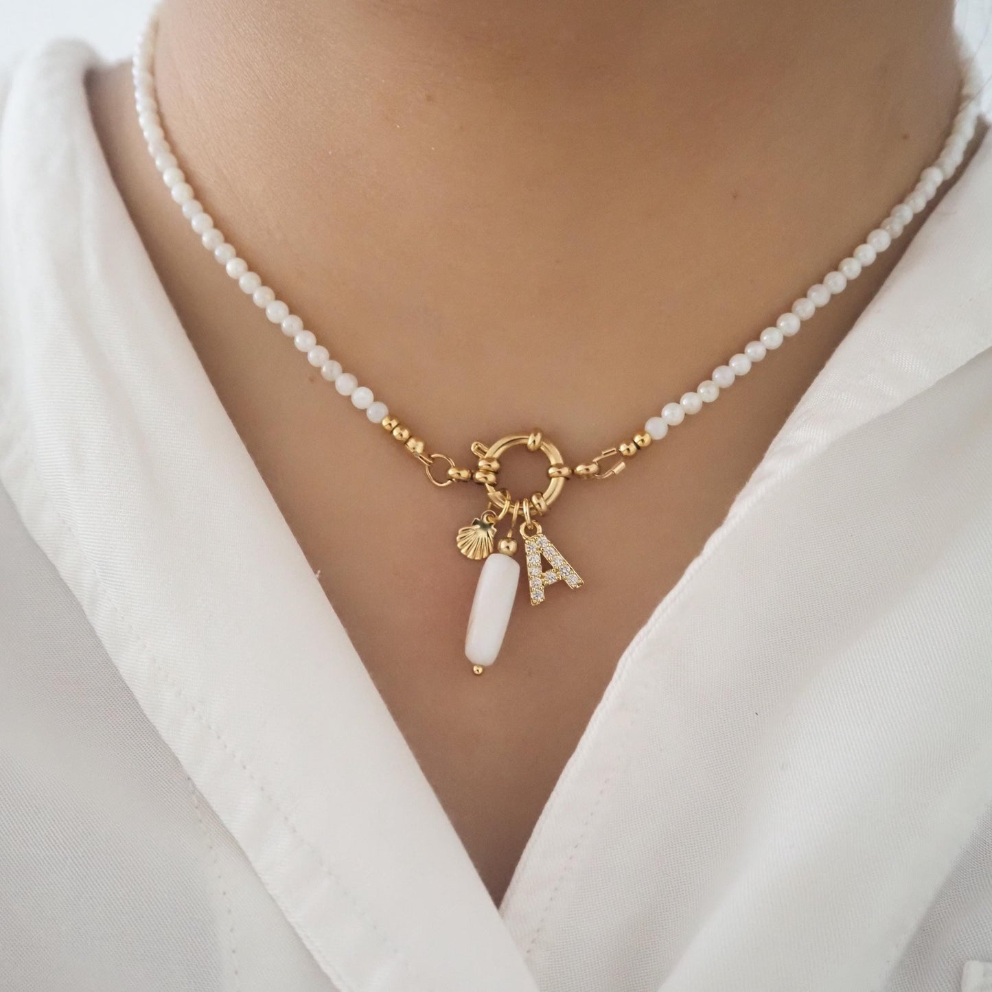 Colgante Vintage de Acero Inoxidable Bañado en Oro de 18K con Dije de Barra para Mujer