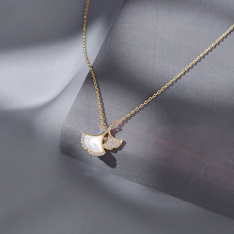 Collar con colgante de hoja de ginkgo minimalista para mujer, de acero de titanio con baño de oro, en cadena O