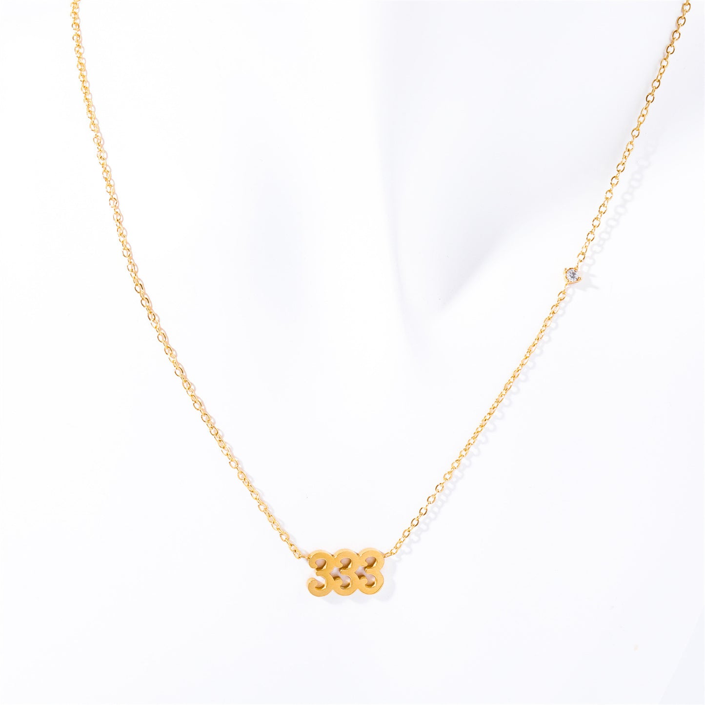 Collana con ciondolo numero angelo in acciaio inossidabile di lusso con accenti di strass, catena a medaglione personalizzabile a tre cifre per donna