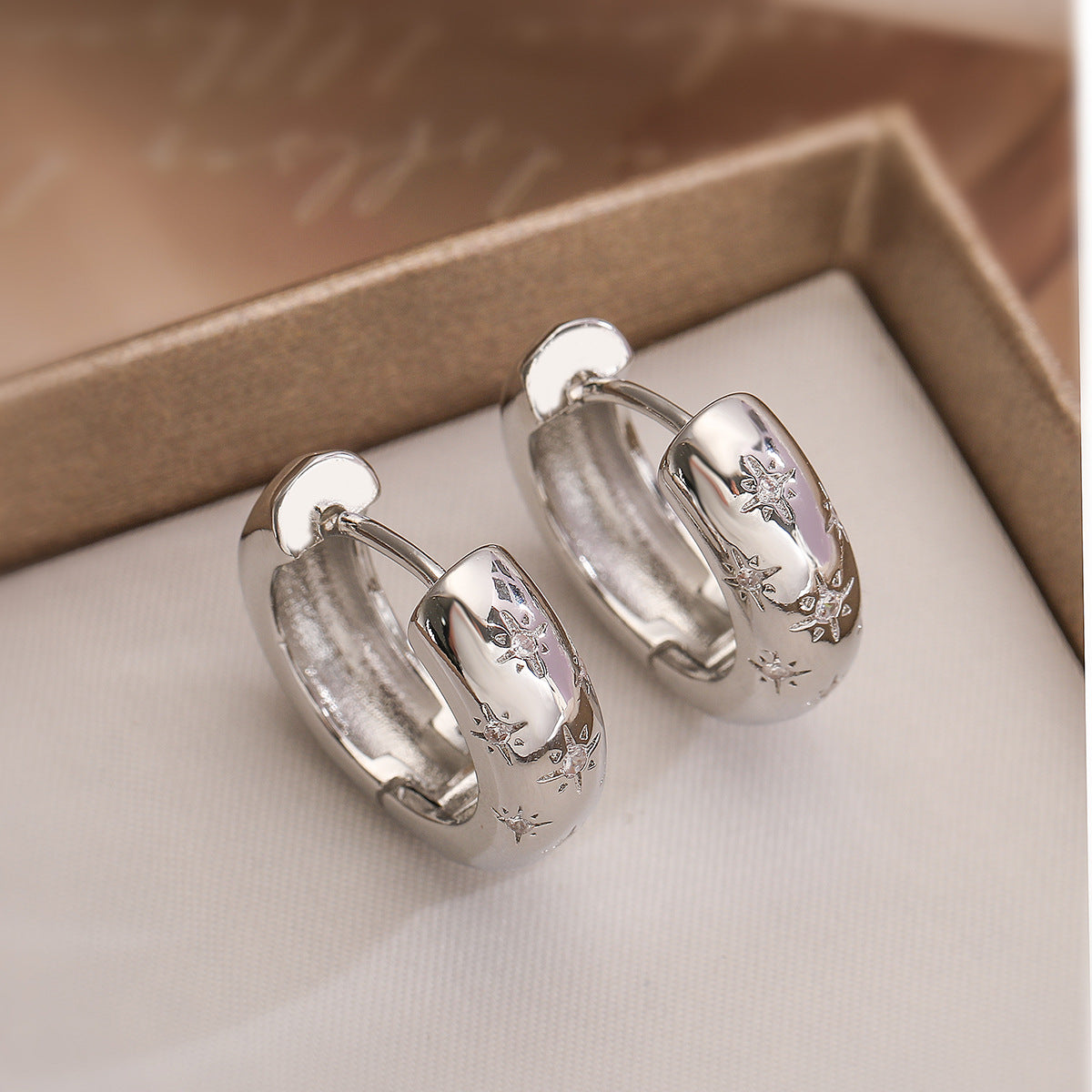 Orecchini a cerchio irregolari geometrici minimalisti da donna con base in rame, placcatura in oro vero e intarsio di zirconi