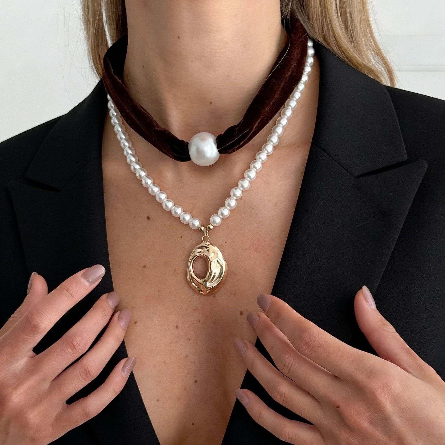 Collana da donna vintage con stampa leopardata in metallo liquido geometrica, perle finte e lega placcata in velluto