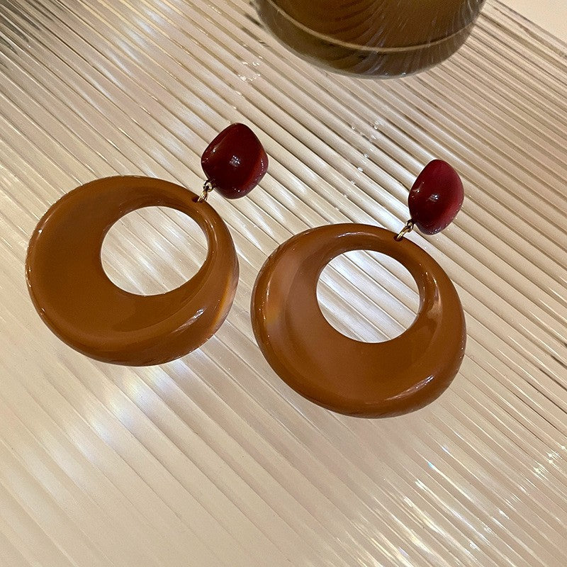 Pendientes asimétricos vintage con cabeza de león de metal con postes de acero bañados en plata para mujer