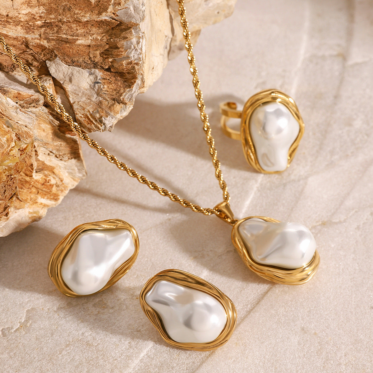 Elegant Geometric Stainless Steel 18K Gold Plated Pearl Necklace for Women
