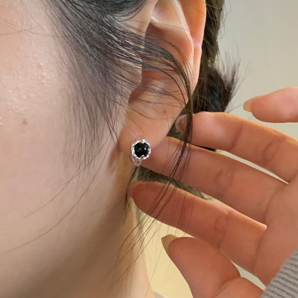 Pendientes minimalistas de ónix negro en plata de ley 925 con forma irregular y acabado chapado