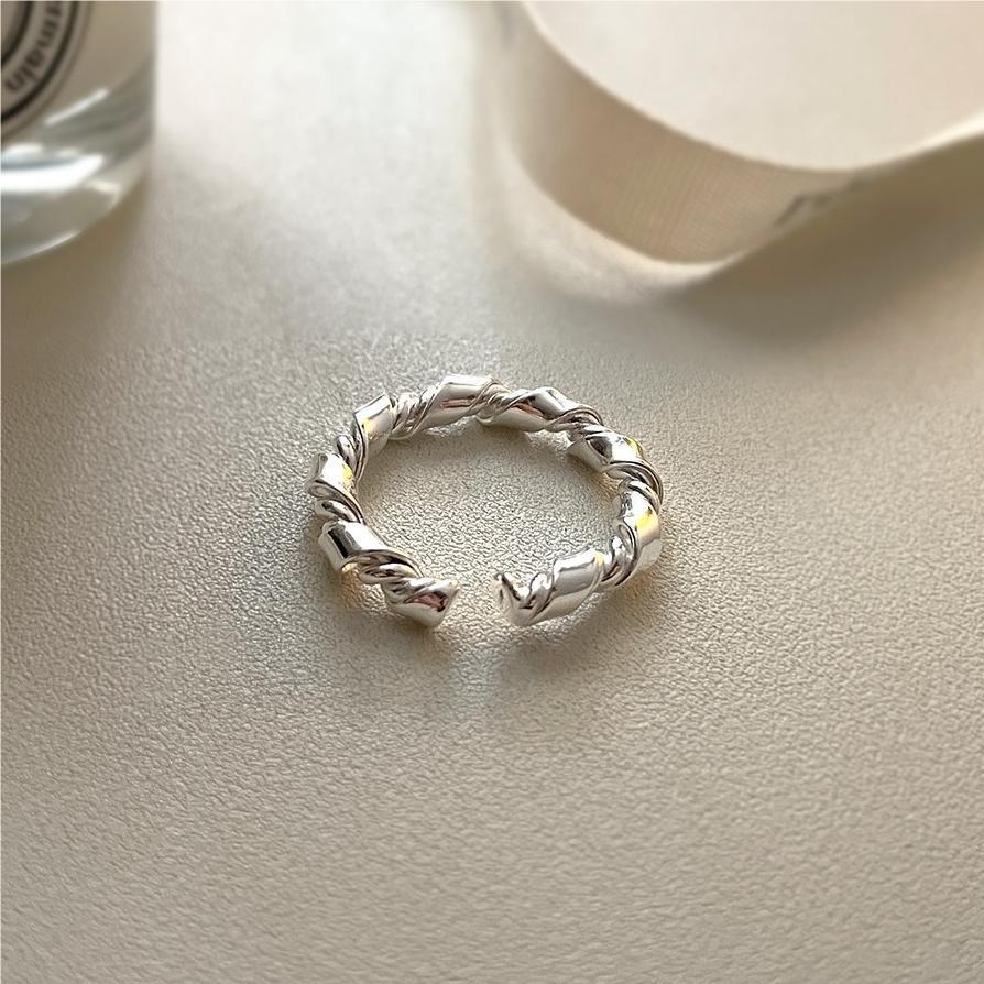 Anillo de nudo de corazón minimalista hecho a mano de plata de ley 925 para mujer