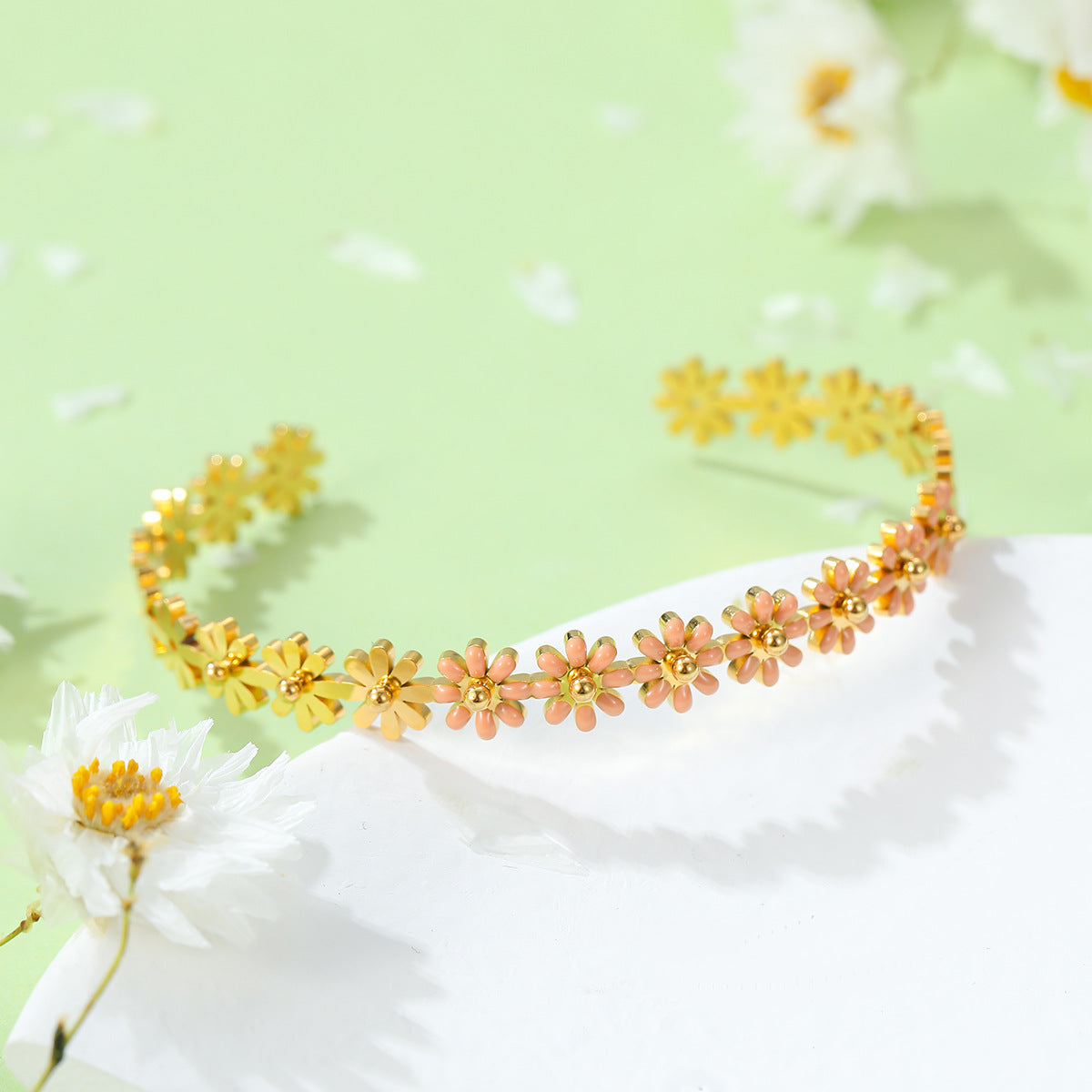 Pulsera de acero titanio con esmalte de margarita fresca y dulce para mujer con acabado chapado