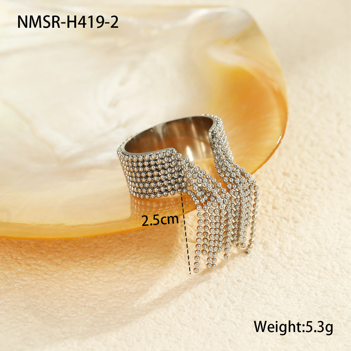 Anillo minimalista geométrico de acero inoxidable con acabado chapado y detalle de borla para mujer