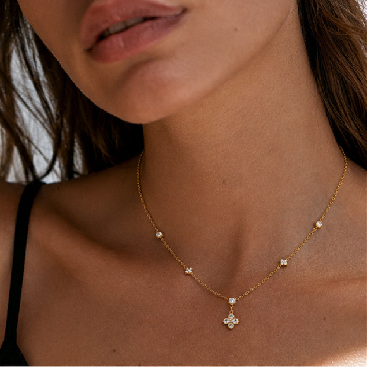 Luxury Elegant 18K Gold Plated Stainless Steel Floral Pendant Necklace with Cubic Zirconia Inlay for Women