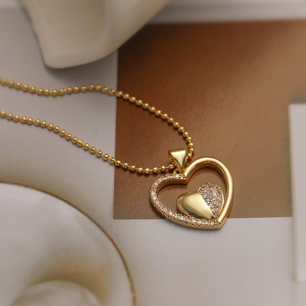 Collana pendente a cuore minimalista in rame placcato oro 18 carati con accenti di zircone per donna