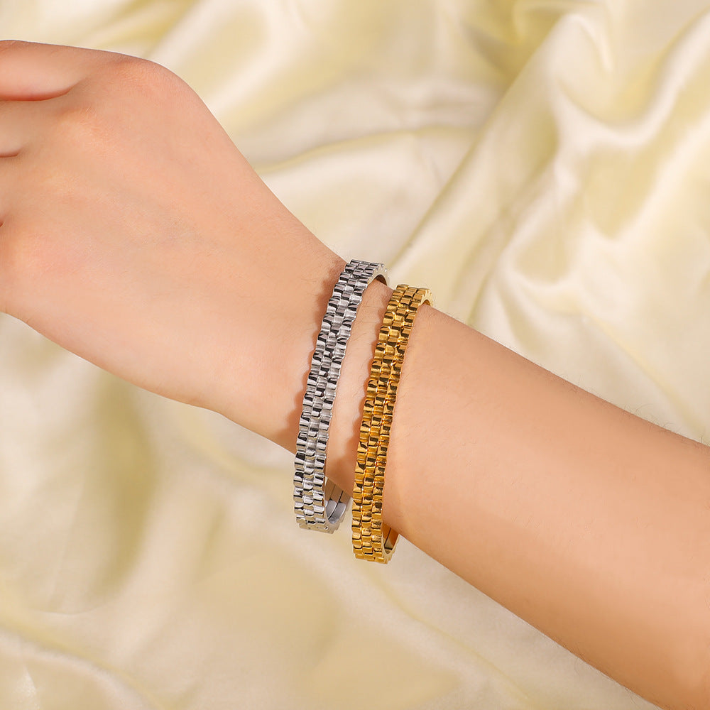 Minimalist Adjustable Stainless Steel Bracelet with 18K Gold Plating and Geometric Texture Band Design