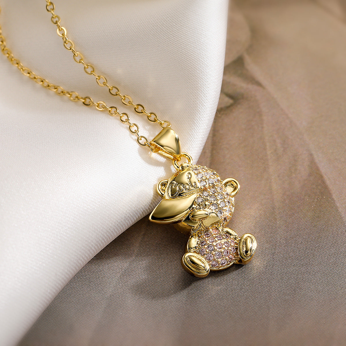 Minimalist Bear-Shaped Gold-Plated Copper Pendant Necklace for Women with Rhinestone Accents and Clavicle-Length Chain