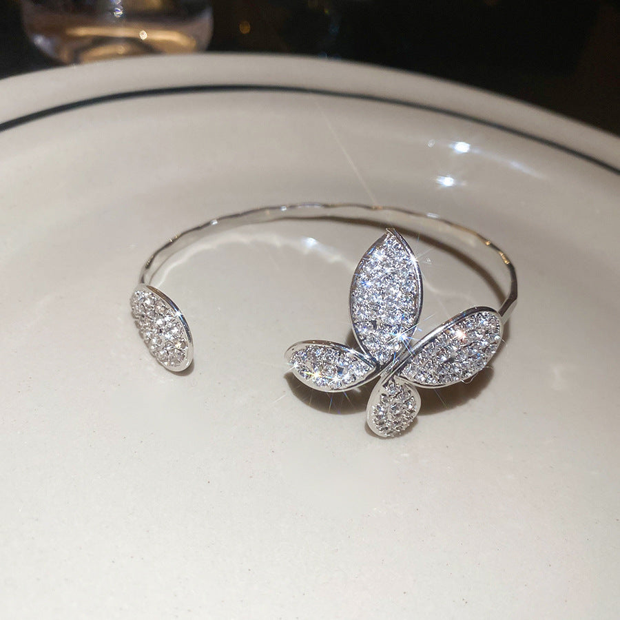 Elegante bracciale rigido aperto floreale con intarsio in strass in rame da donna, accessorio di moda minimalista di lusso